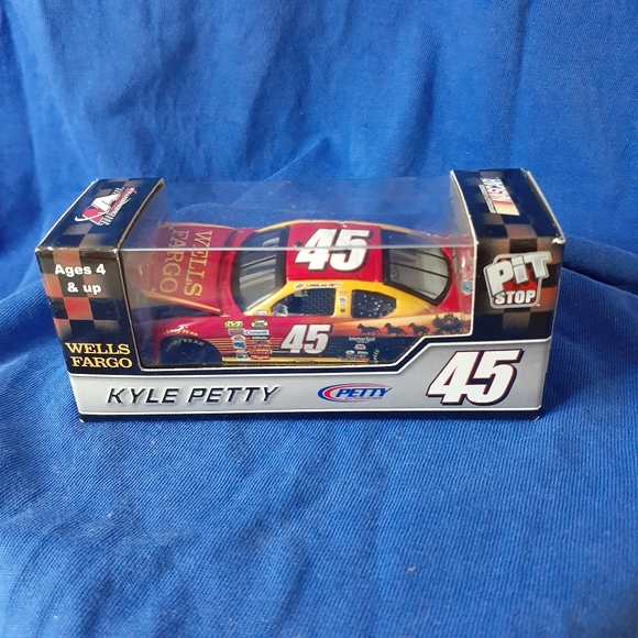 💯RARE Nascar 2007 #45 Wells Fargo Car Kyle Petty 1:64 Pit Stop $12.50 🇨🇦 Ship - Picture 2 of 16